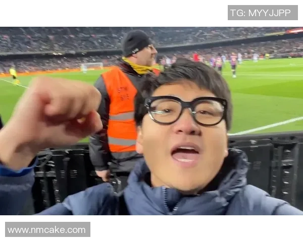 走进赛前场边观感近距离欣赏足球球星独特热身瞬间